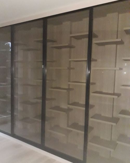 Glass cabinet for placing items on a display